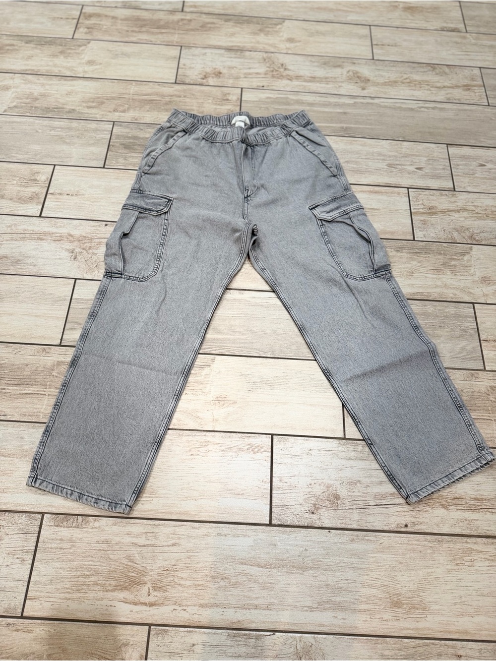 H&M Men's Gray Cargo Jeans - Casual Utility Style